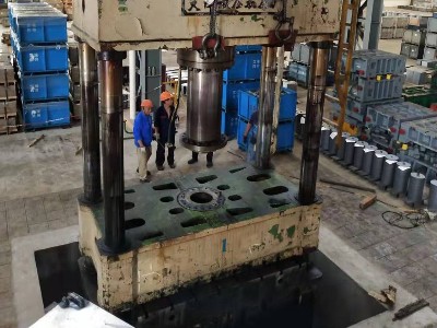 60噸壓機(jī)樹立下坑